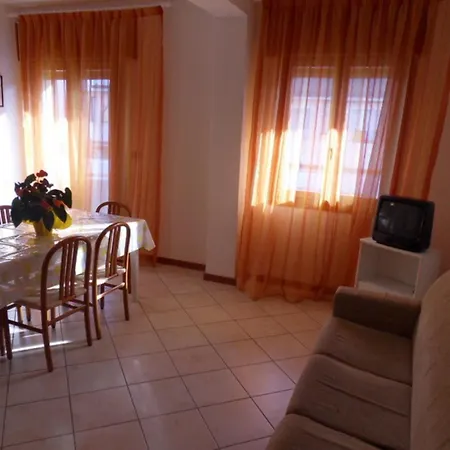 Bright Flat In A Colourful Building - Beahost *